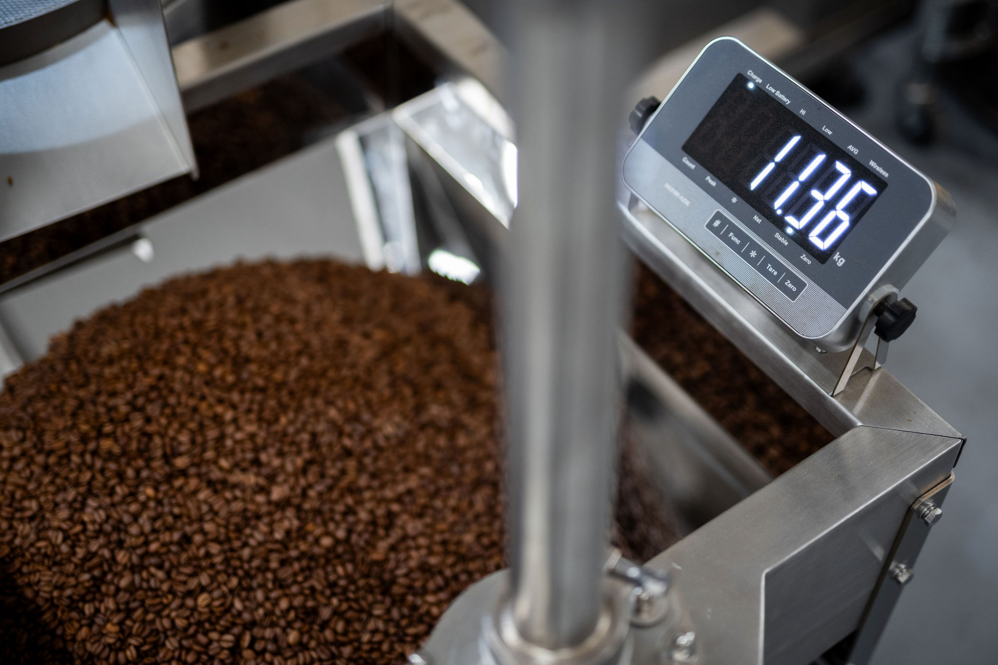 Pražení kávy ve Fiftybeans - vážení kávy